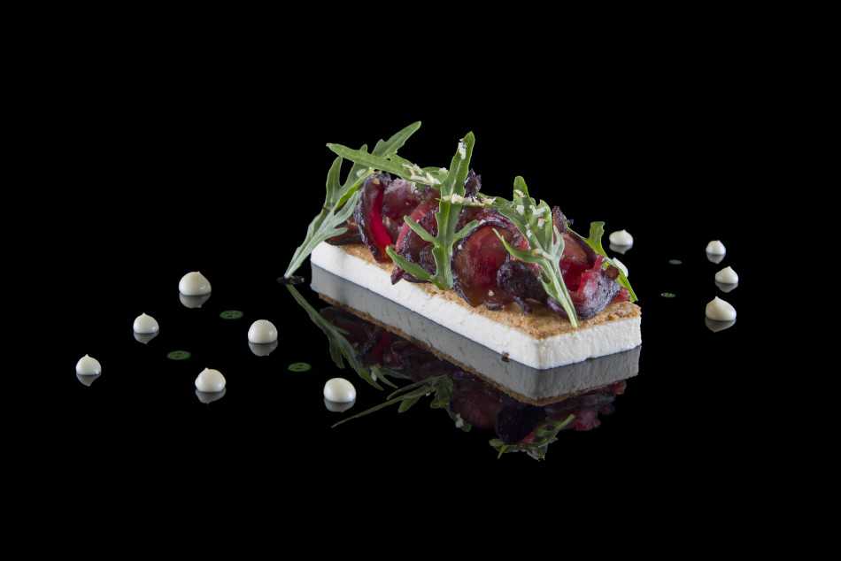 水疗中心的无边泳池延伸向悬崖，雾气蒸腾中彷佛游向云端山巅的梦幻之境