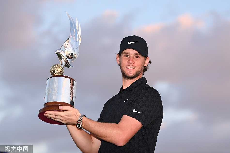 托马斯·皮特斯逆风挥杆，身姿稳健如雕塑，身后漫天黄沙衬托出对决的壮烈