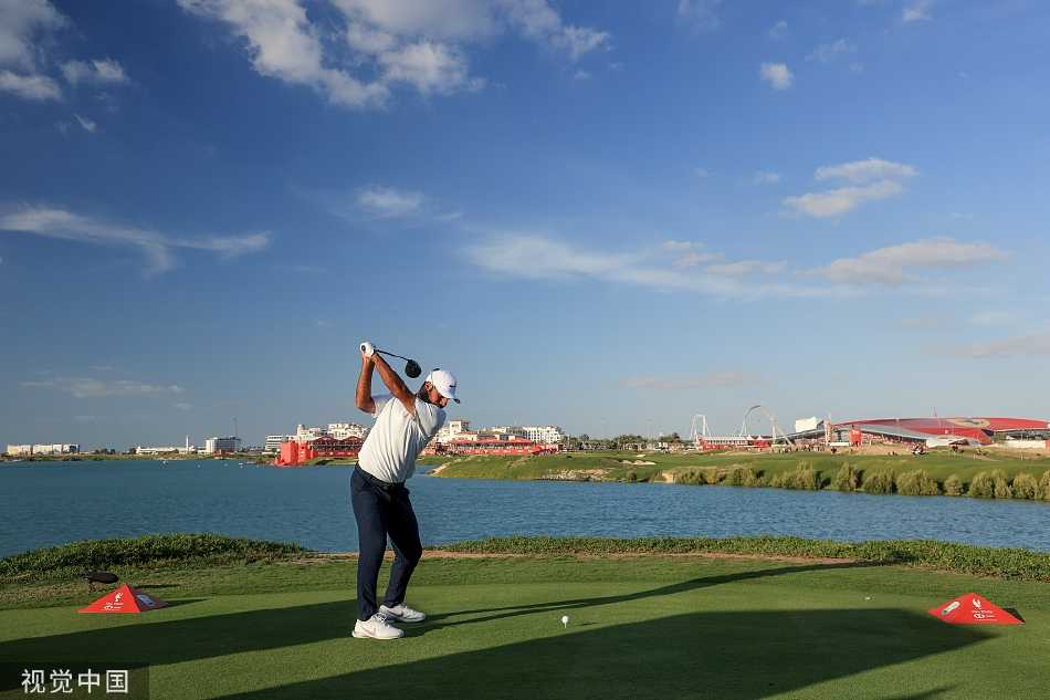 冠军推杆瞬间，皮特斯目光如炬紧盯小白球，背景中观众屏息凝神