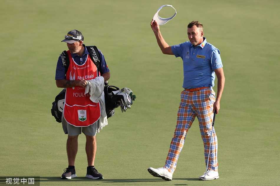 皮特斯在沙坑中救球，沙粒飞扬间展现精湛的短杆技术