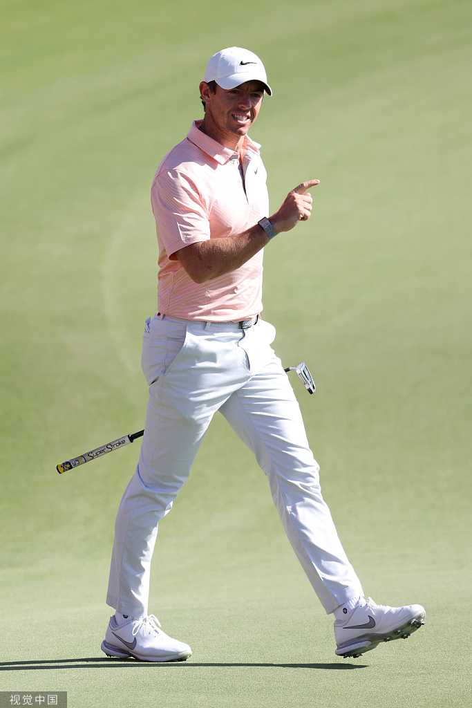 皮特斯手捧奖杯笑容灿烂，银质奖杯在沙漠阳光下闪耀夺目光芒