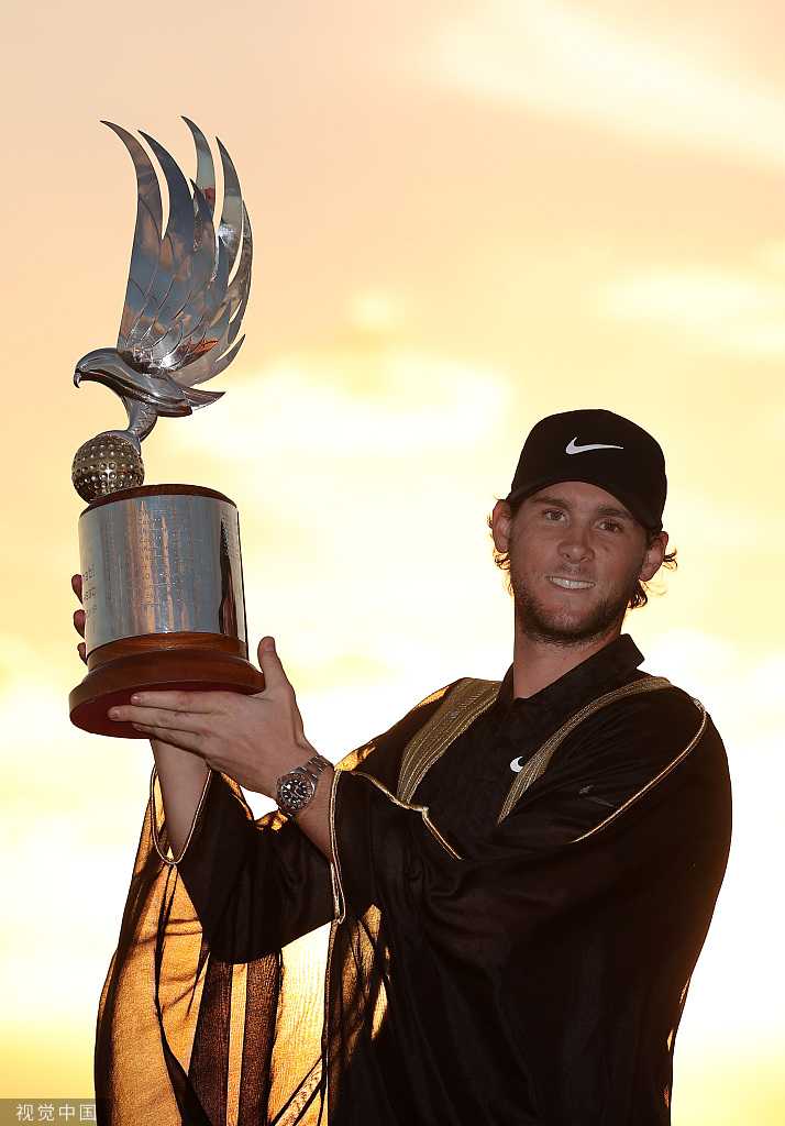 颁奖仪式上皮特斯高举香槟庆祝，金色液体与喜悦之情一同喷涌而出