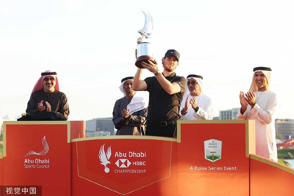 皮特斯与球童激情拥抱，两人多年的默契与信任铸就此刻辉煌