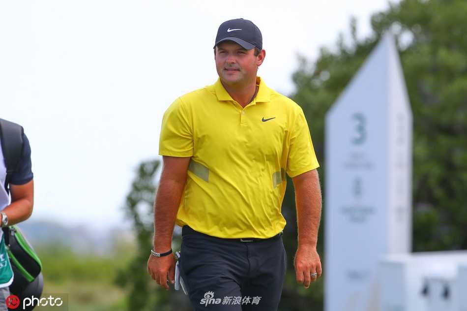 亚伯拉罕·安瑟在果岭边沉稳推杆，目光如炬，紧盯着争夺美巡首胜的机会。