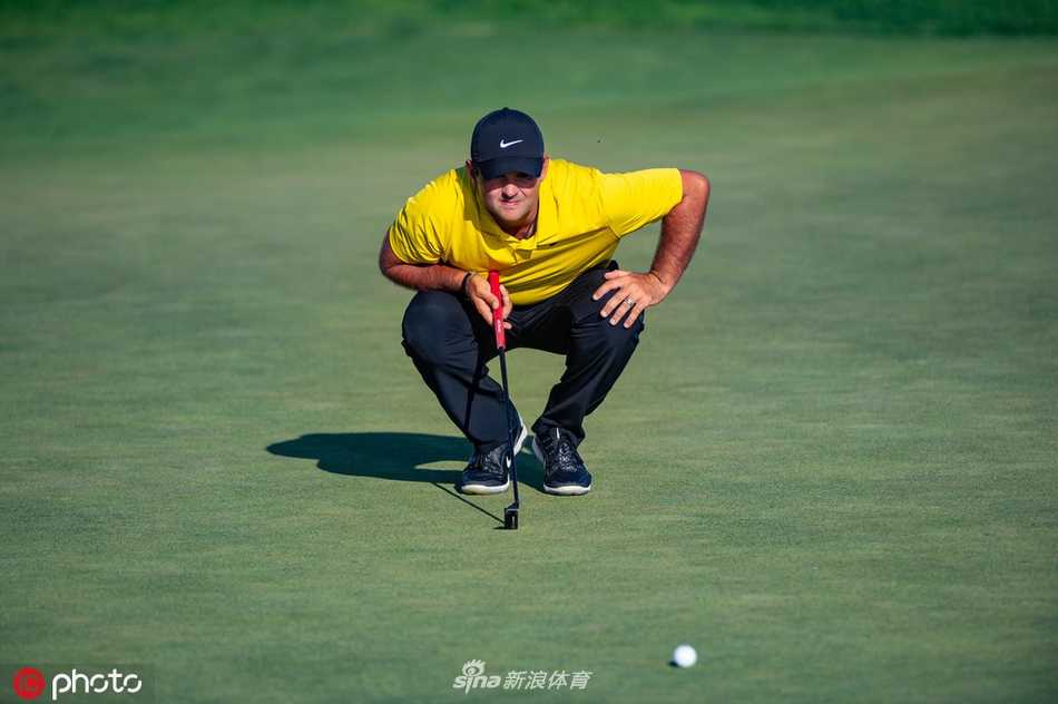 帕特里克·瑞德在自由全国球场第15洞开球，神情专注地审视球道，为关键一击做准备。