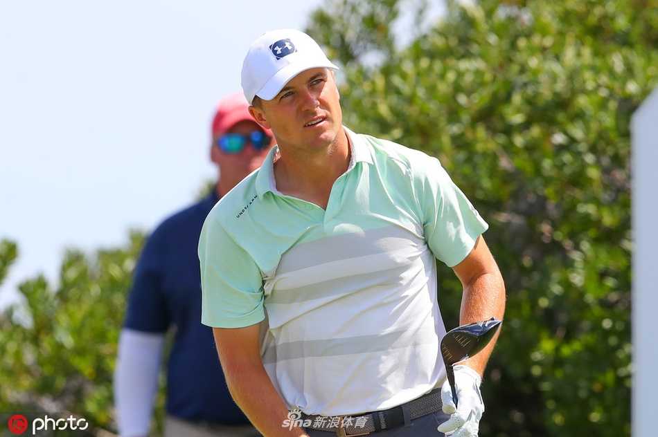 达斯汀·约翰逊在长草中艰难寻找救球路线，眉头紧锁，显露出移动日的挣扎与无奈。