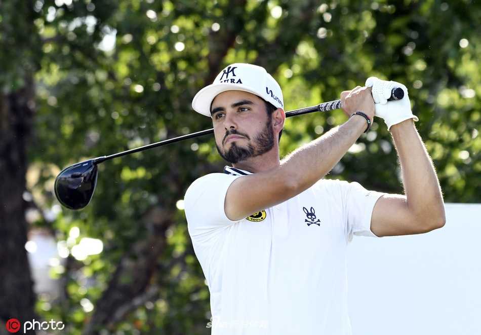 乔丹·斯皮思在果岭上俯身查看推杆线路，表情严肃，正全力应对状态波动和晋级压力。