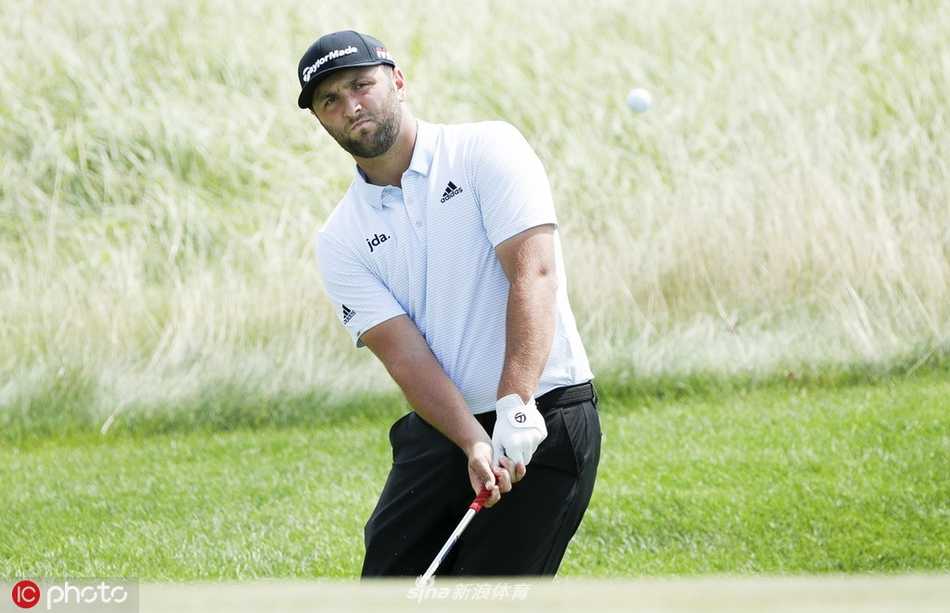 琼·拉姆大力开球，身体充分扭转，力量与技巧完美结合，小白球在空中划出有力弧线。