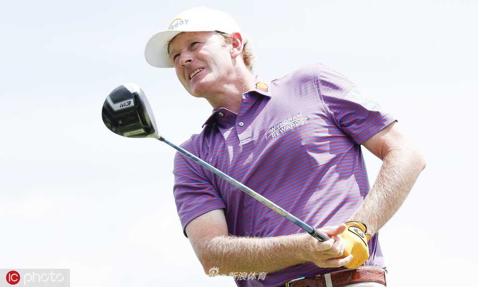 罗里·麦克罗伊在球道上果断挥杆击球，动作流畅充满力量，力争在季后赛中后来居上。