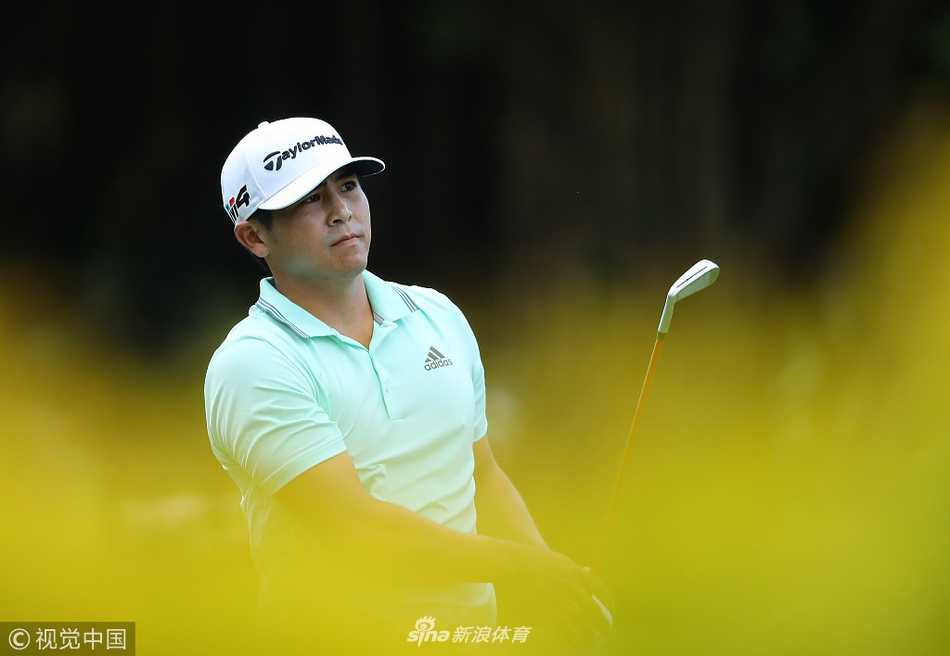 北山在第十七洞推入关键小鸟推后，面露释然与喜悦的微笑，向观众致意。