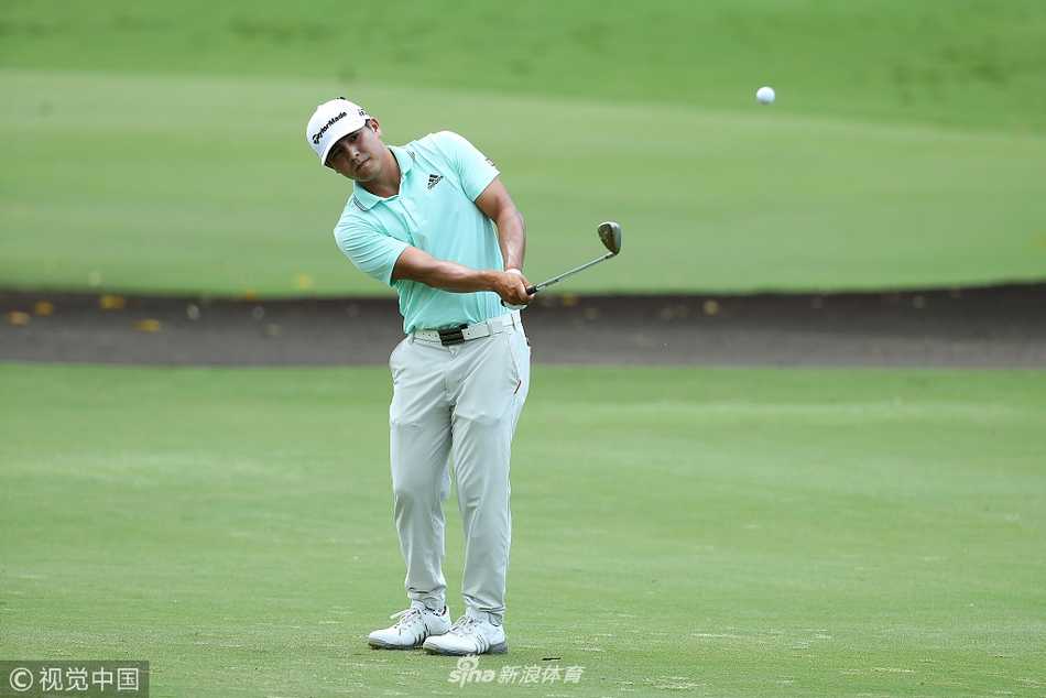 北山在第四洞果岭旁，成功推进老鹰推后，握拳庆祝，背景是毛里求斯特有的热带植被与蔚蓝天空。