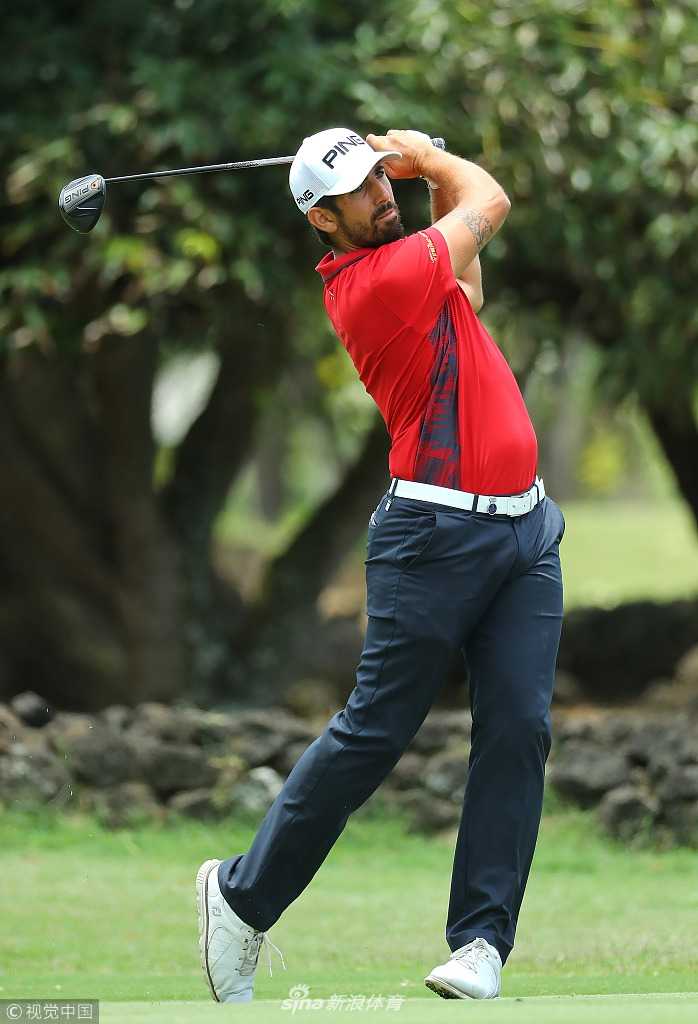 北山在比赛中进行沙坑救球，沙砾飞溅的瞬间展现了他精湛的短杆技巧与扎实的基本功。