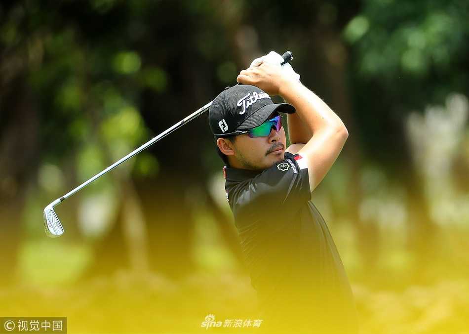 冠军颁奖仪式上，库尔特·北山高高举起毛里求斯公开赛晶莹剔透的水晶奖杯，脸上洋溢着灿烂的笑容。