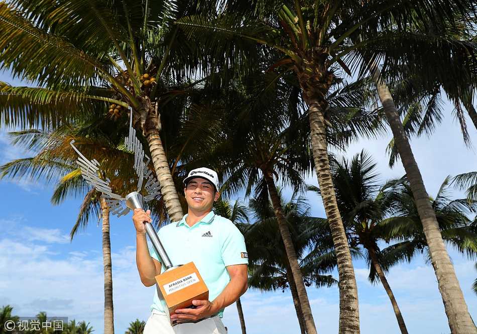 库尔特·北山手捧冠军奖杯与赛事吉祥物及工作人员合影留念，定格了职业生涯里程碑式的欢乐瞬间。