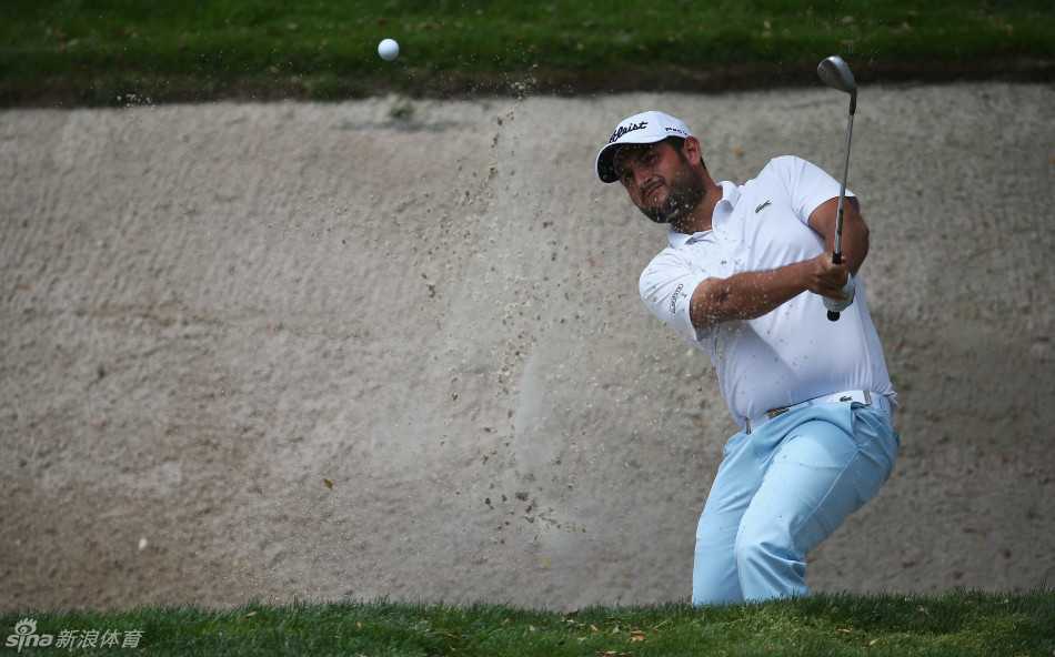 瓦德拉玛的逆袭之战:安德鲁·约翰斯通西班牙公开赛问鼎记 决赛轮战况激烈,球员在瓦德拉玛经典的球道树林间全神贯注地准备击球。