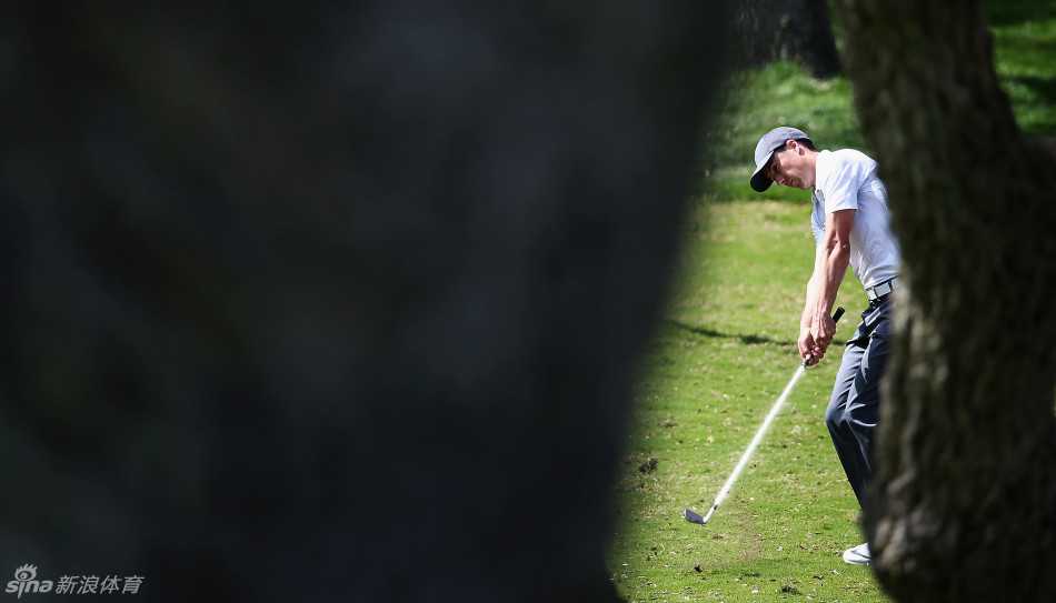 瓦德拉玛的逆袭之战:安德鲁·约翰斯通西班牙公开赛问鼎记 德国名将马丁·凯梅尔在果岭边凝神观察推杆线路,神情专注。