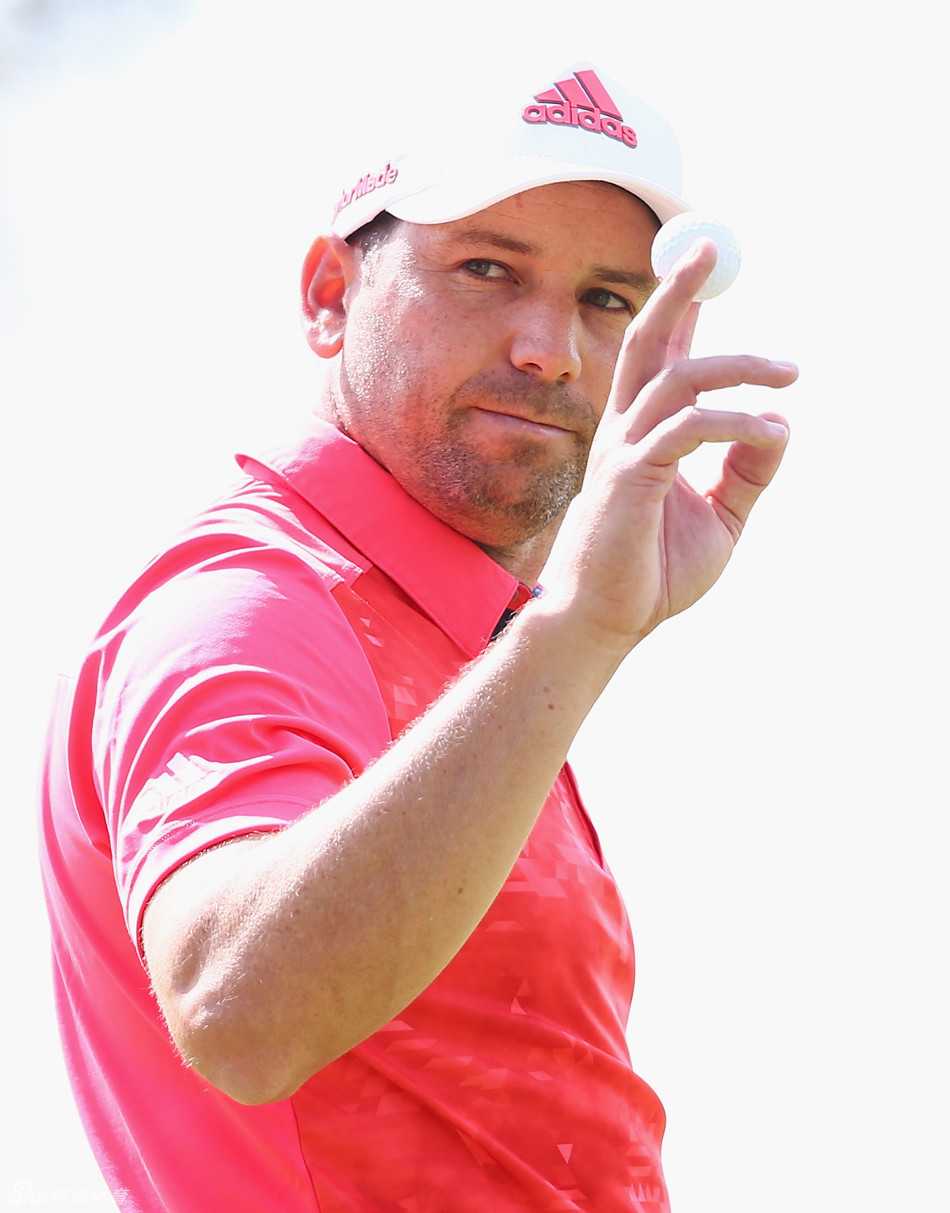 瓦德拉玛的逆袭之战:安德鲁·约翰斯通西班牙公开赛问鼎记 赛事东道主塞尔吉奥·加西亚在比赛中向观众挥手致意,主场氛围热烈。