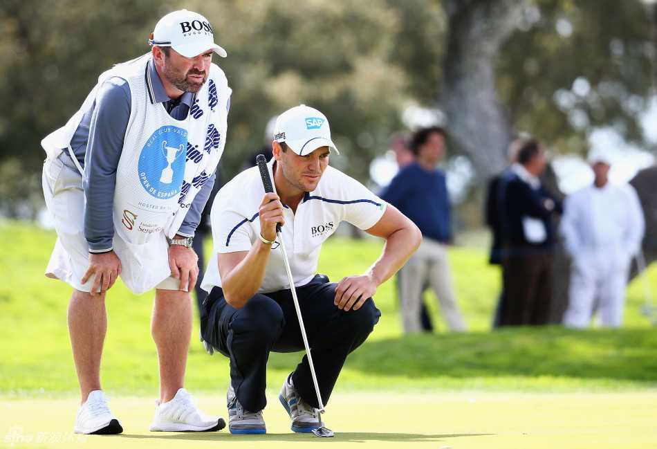 瓦德拉玛的逆袭之战:安德鲁·约翰斯通西班牙公开赛问鼎记 加西亚流畅的挥杆瞬间,身体力量完美释放,小白球即将划破天空。