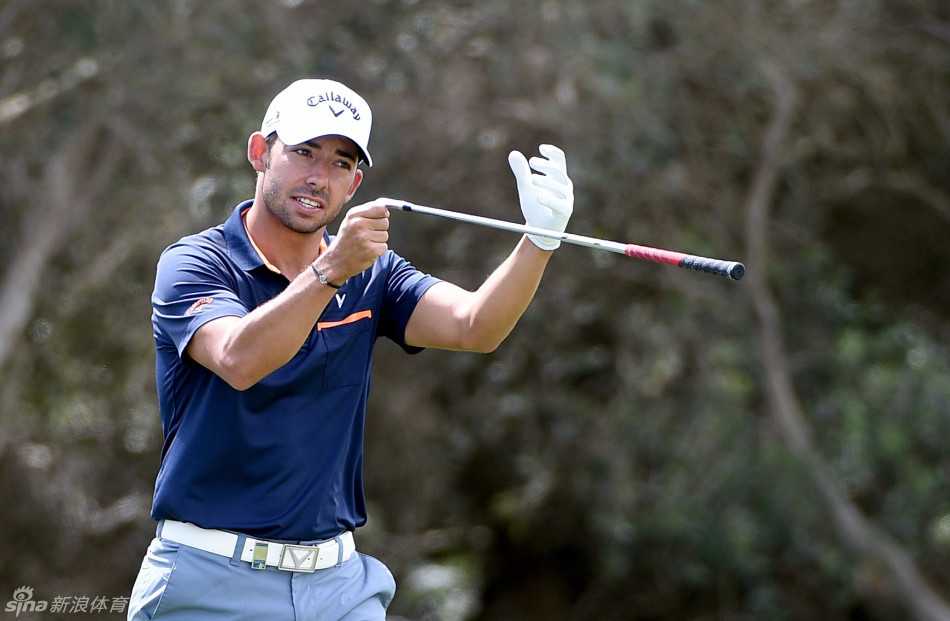 瓦德拉玛的逆袭之战:安德鲁·约翰斯通西班牙公开赛问鼎记 英格兰选手罗斯·费舍尔在攻果岭时的挥杆瞬间,动作稳定而有力。