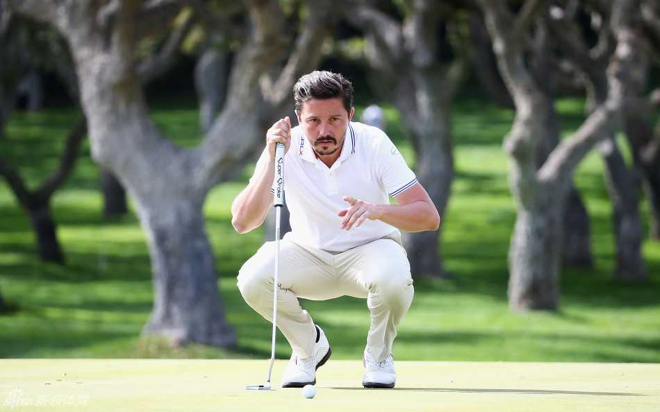 瓦德拉玛的逆袭之战:安德鲁·约翰斯通西班牙公开赛问鼎记 法国球员亚历山大·列维在沙坑中精心处理一记困难的救球,沙砾飞扬。