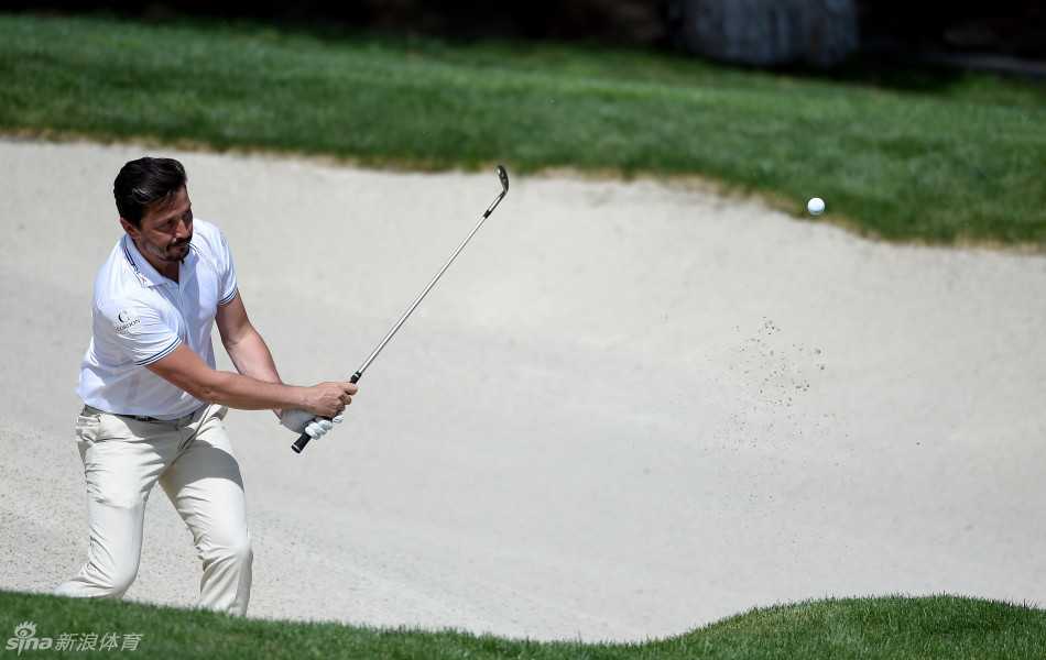 瓦德拉玛的逆袭之战:安德鲁·约翰斯通西班牙公开赛问鼎记 领先者麦克·洛伦佐-维拉在沙坑中奋力一击,试图保住自己的领先优势。