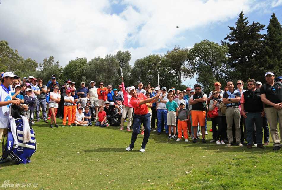 瓦德拉玛的逆袭之战:安德鲁·约翰斯通西班牙公开赛问鼎记 安德鲁·约翰斯通在第十五洞开球,这是他迈向冠军之路的关键击球之一。