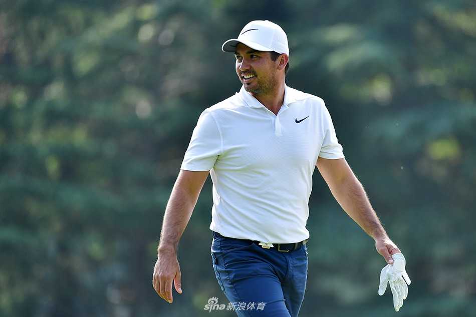 布鲁克斯·科普卡在沙坑中潇洒救球，沙砾飞扬瞬间充满力量感