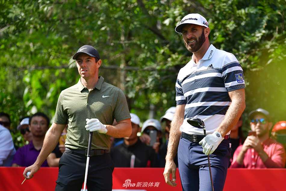 达斯汀·约翰逊与麦克罗伊在果岭边并肩而行，认真探讨球线