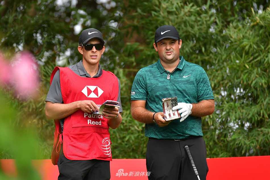 现场热情的观众聚集在发球台旁，凝神观看巨星开球