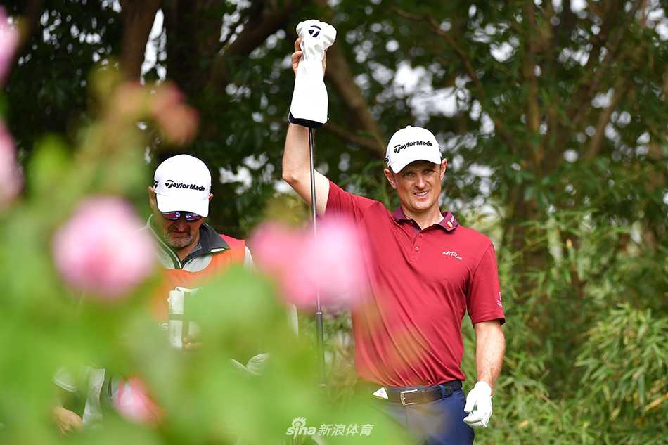 佘山球场水障环绕的果岭，球员正挑战高难度攻果岭一杆