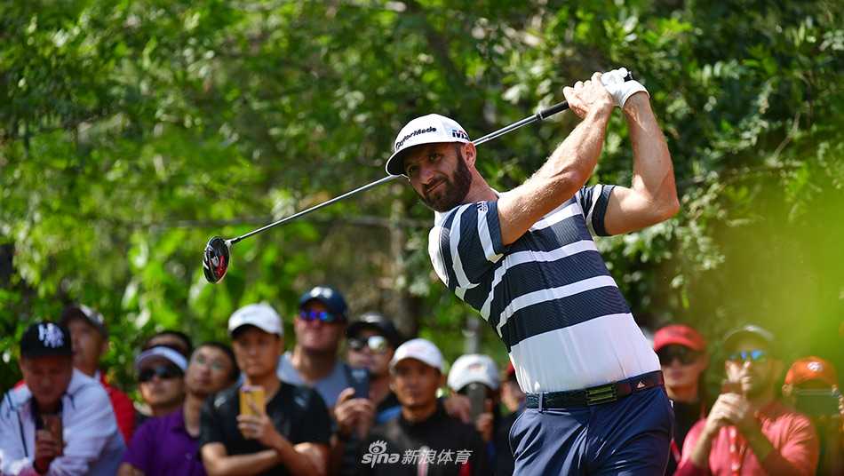 球员与球童在风景如画的佘山球场上并肩前行，密切商讨策略