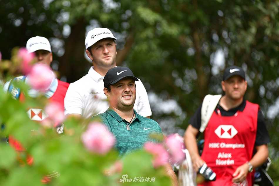 夕阳余晖下，球员完成最后一推，与记分员核对成绩