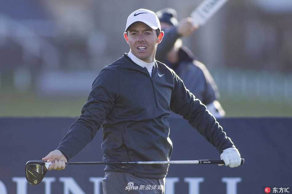 麦克罗伊在圣安德鲁斯老球场的球道上，神情专注地观察小球落点，海风吹动了他的衣角。