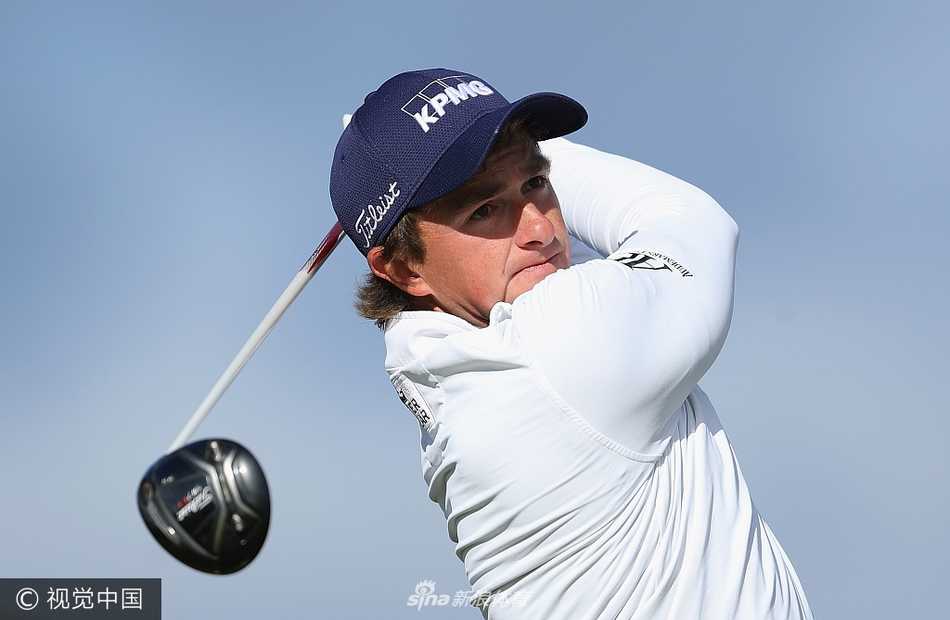 凯梅尔一家三口在球场边温馨合影，凯梅尔怀抱爱子，笑容满面，尽显铁汉柔情。