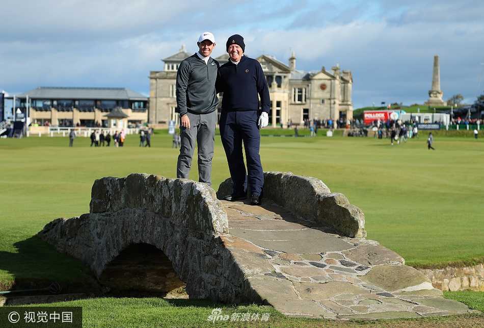 麦克罗伊与父亲在老球场标志性的石桥旁亲密合影，父子情深，画面温馨感人。