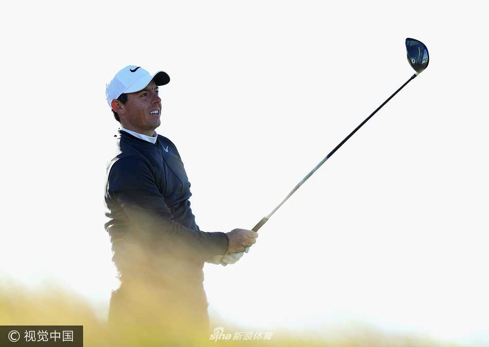 比利时大炮考赛茨全力挥杆，身体力量完全释放，小球如炮弹般冲向天际。