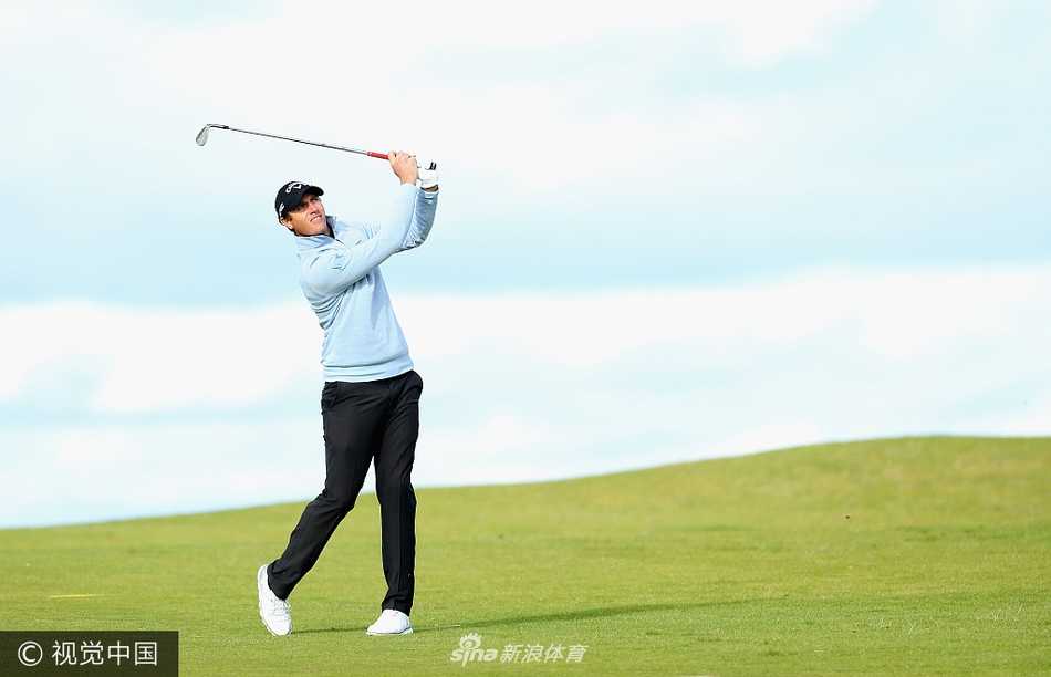 白老虎维斯特伍德在沙坑中优雅救球，沙粒飞扬瞬间展现大师级手感与沉稳风范。