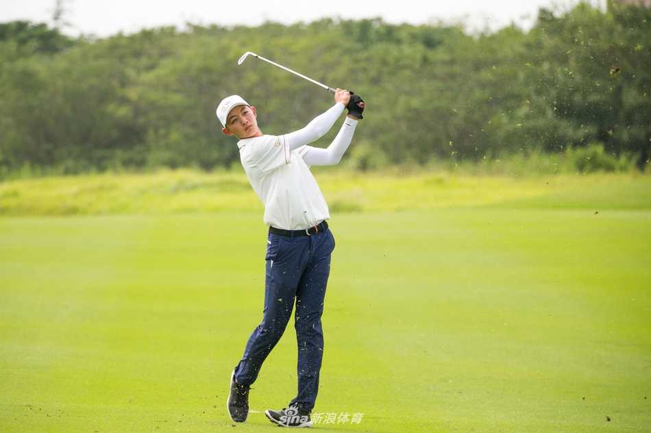 小球员蹲身细致查看推杆线路，眼神专注