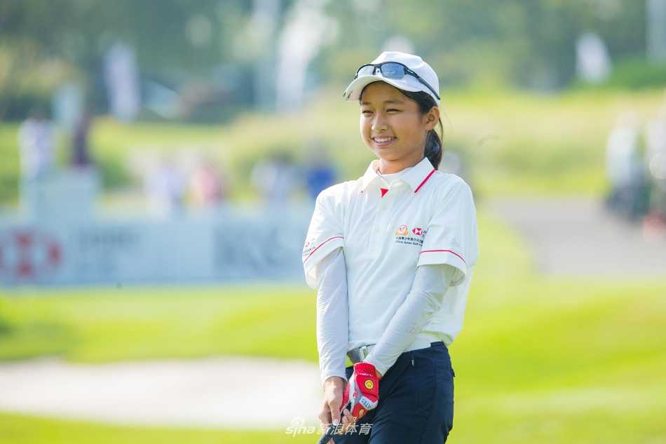 少年球手在碧海蓝天背景下完成一次完美的木杆开球