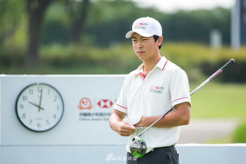 选手在沙坑中果断挥杆，沙粒飞扬瞬间充满力量感