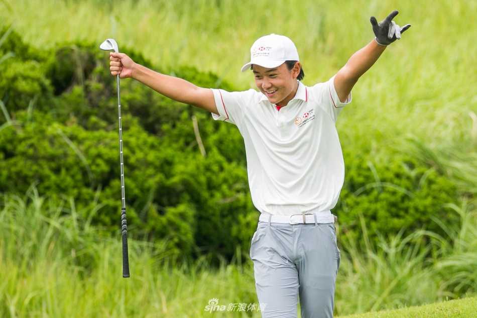 两位女球员在果岭边并肩同行，探讨球技