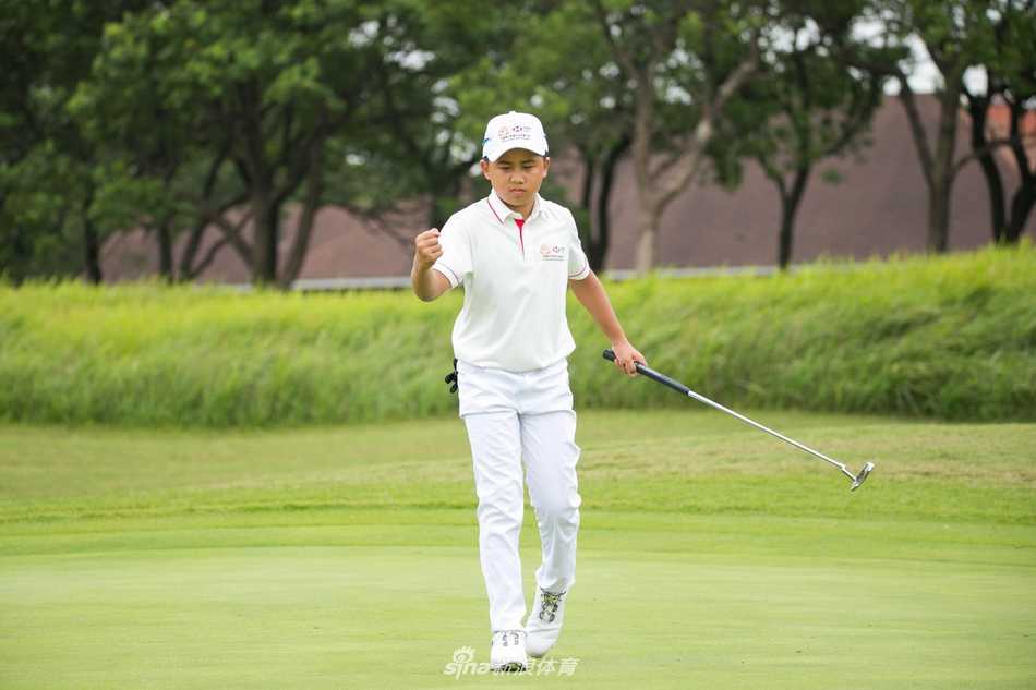 小球员在长草区冷静观察，准备下一杆的挑战