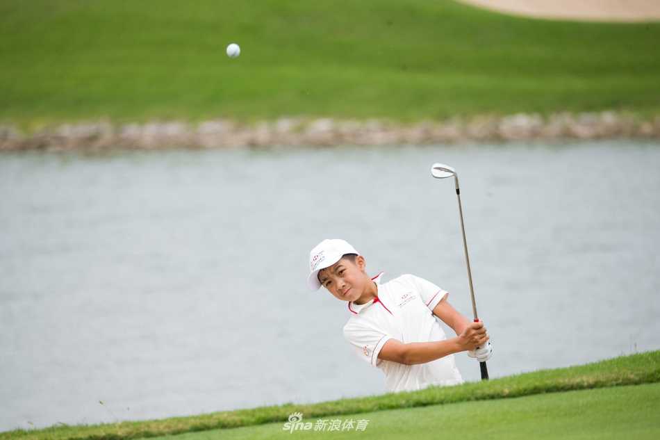 选手完成推击后优雅收杆，目光随球望向球洞