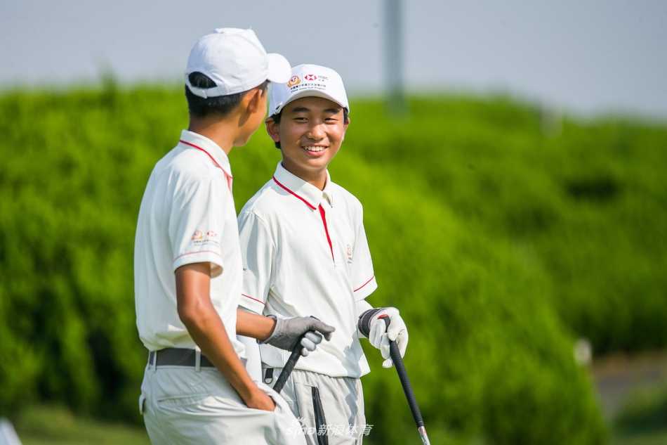 夕阳下的颁奖预演，冠军奖杯静静等待它的主人