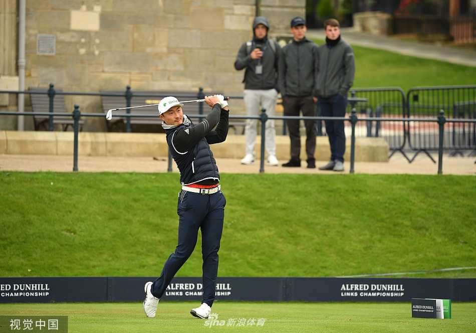 维克多·佩雷兹在第十八洞果岭推入制胜一推后，振臂高呼，释放胜利的激情