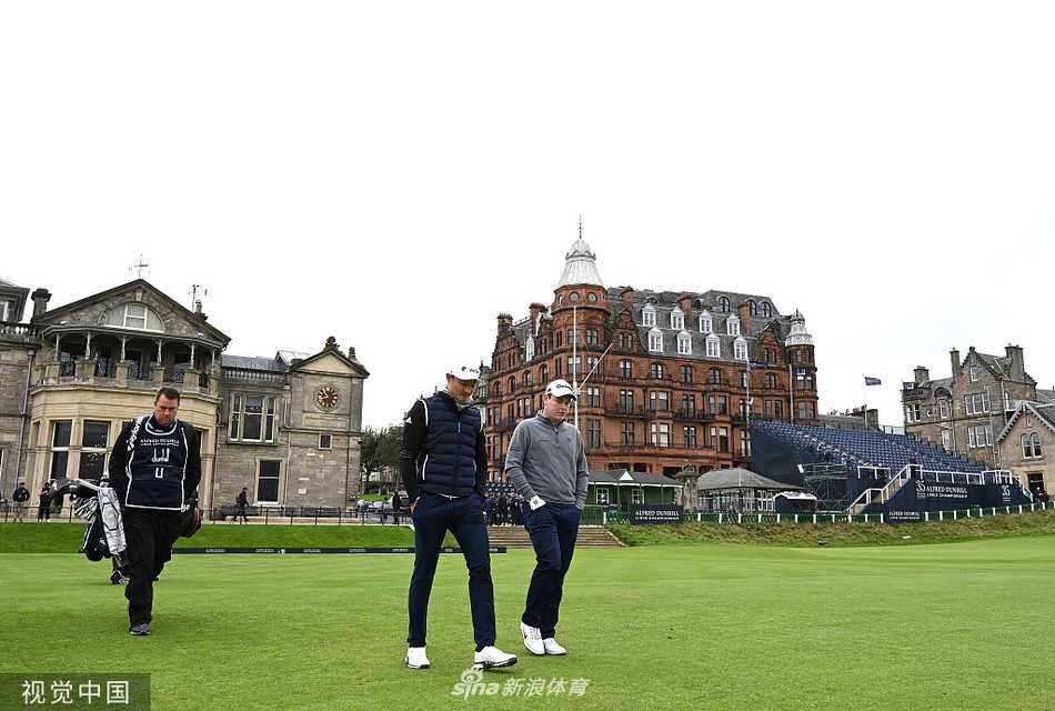 佩雷兹深情亲吻冠军奖杯，阳光洒在银光熠熠的奖杯与他喜悦的脸庞上