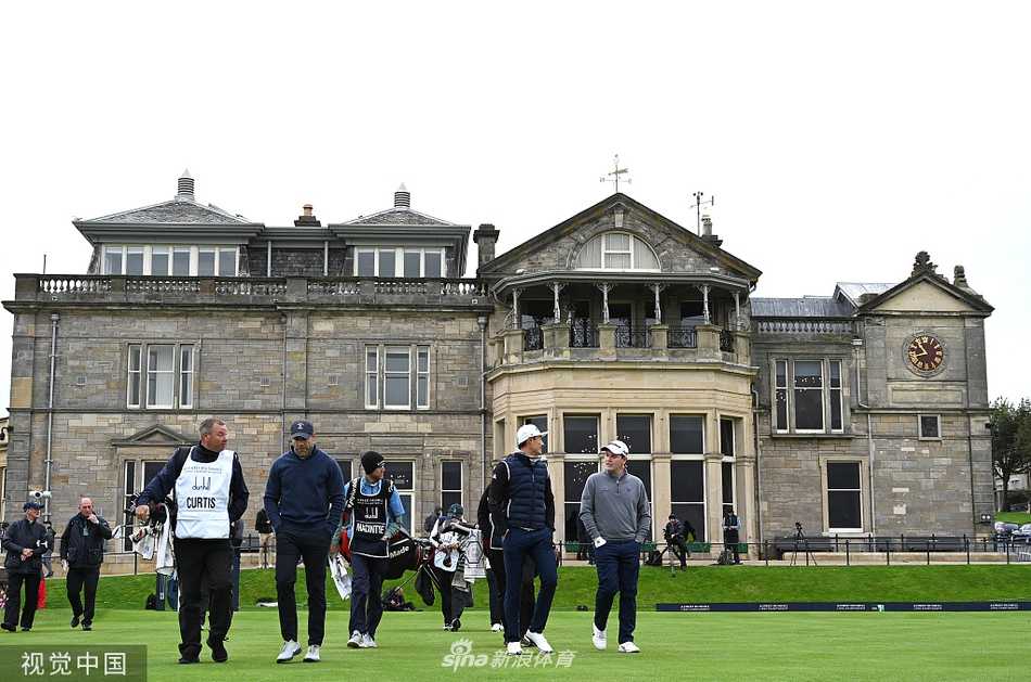 李昊桐在古老圣安德鲁斯老球场的重要一击，神情专注，动作流畅而有力