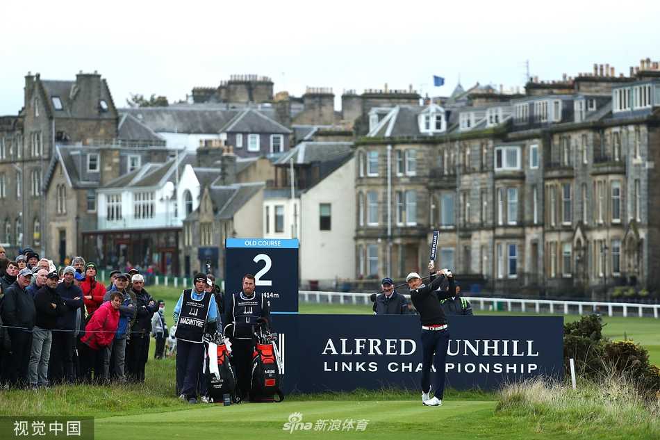 李昊桐与搭档麦金泰尔高举团队赛冠军奖杯，笑容灿烂，身后是经典的林克斯风景