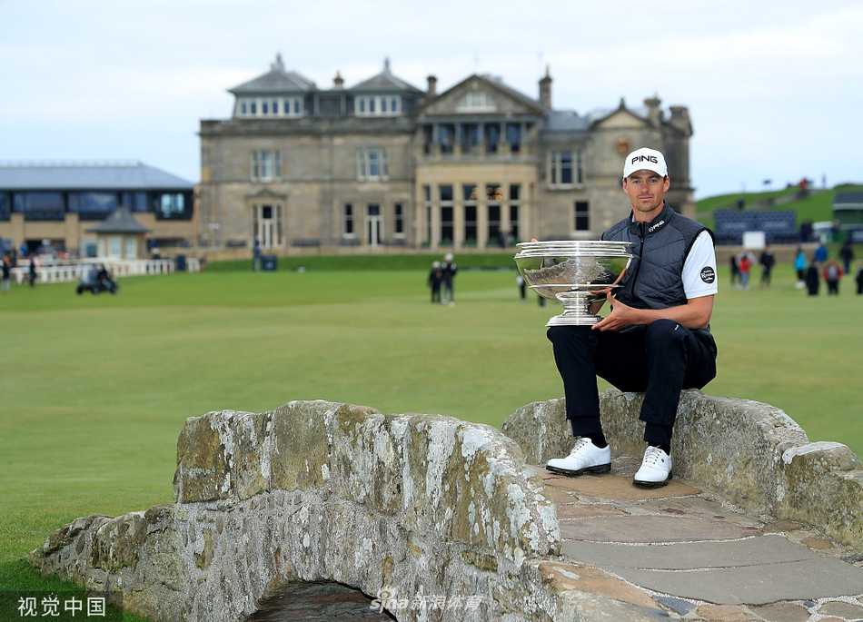 香槟庆祝时刻，李昊桐与团队开怀大笑，金色的酒液在阳光下如胜利的烟花绽放