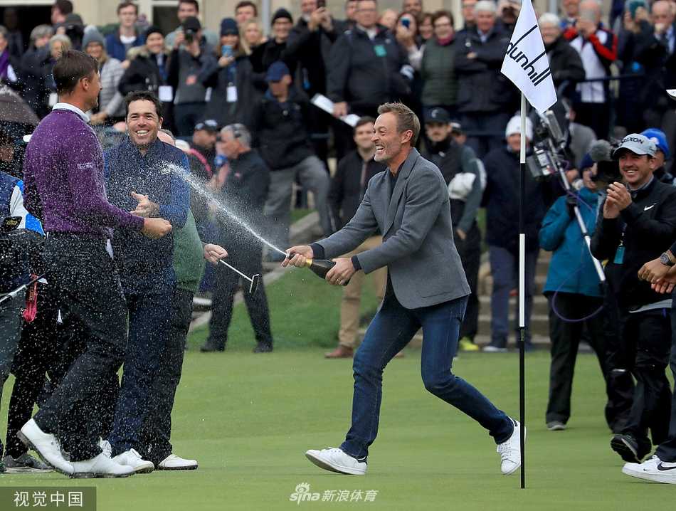 夕阳下的颁奖典礼全景，选手、奖杯与观众共同沐浴在金色光辉中，宛如一幅古典油画